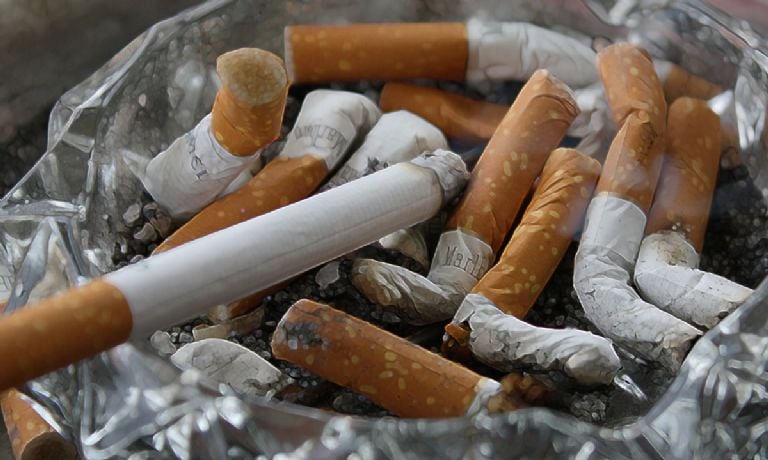 Kaip amžinai pašalinti cigarečių kvapą iš savo namų naudojant tik uošvės liežuvį