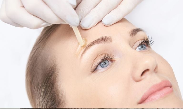 "Microblading" yra miręs: koks yra gydymas norint parodyti tobulus ir natūralius antakius