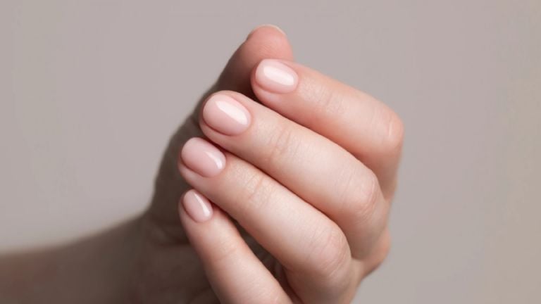 Nagų dailė minimalistiniu raktu: kodėl trumpi apvalūs nagai vis labiau įsitvirtina ant stiletto nagų