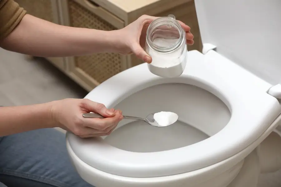 Moteris, tualete naudojanti soda