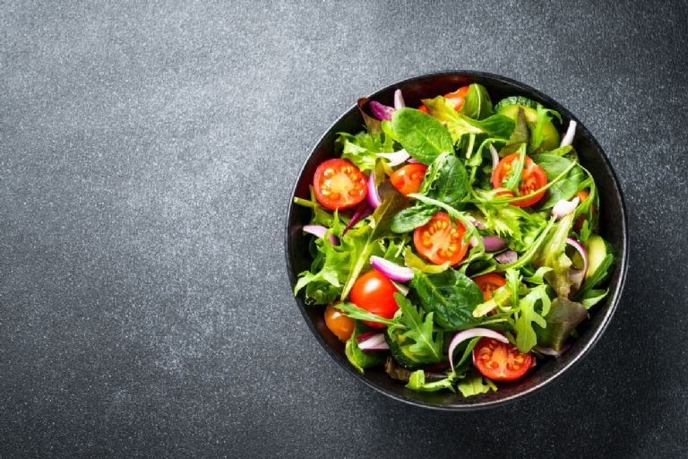 Paruoškite skanius baltymus ir sveikas salotas, idealiai tinkančias pradėti savaitę tik su 6 ingredientais