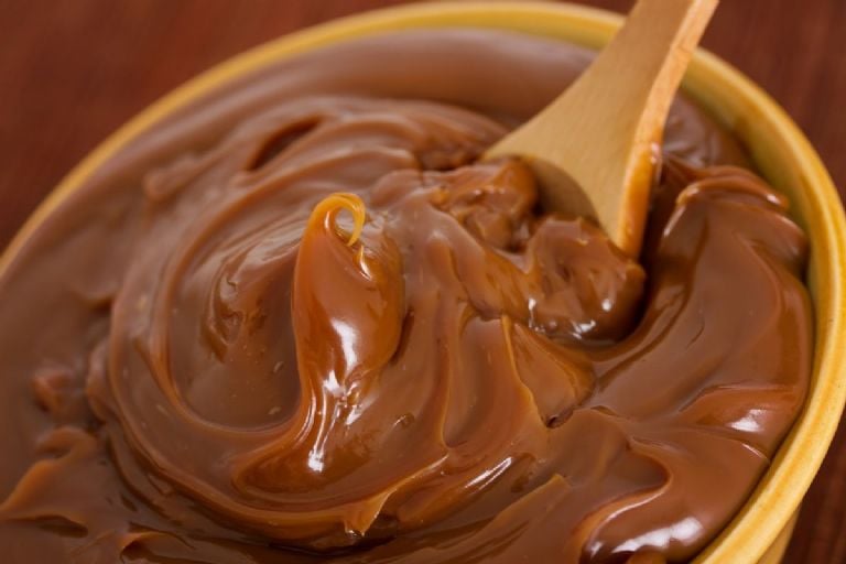 Paruoškite skanų kokosų ir dulce de leche pyragą be cukraus ir tik su 5 ingredientais