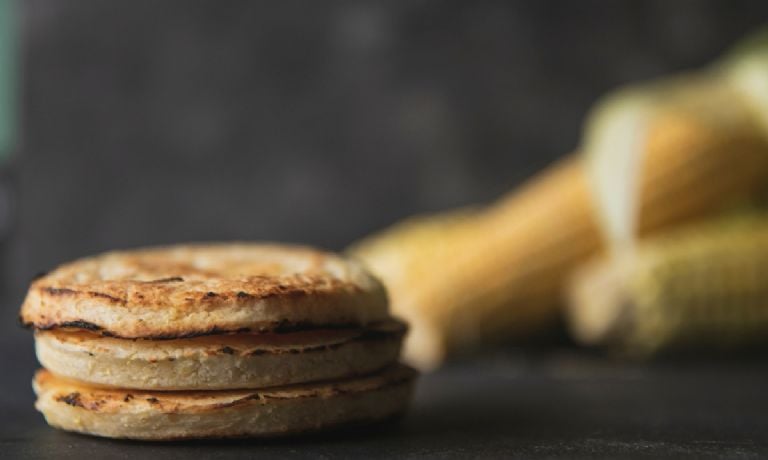 Vos su keliais ingredientais ir paprastais žingsniais; Kaip pasigaminti česnakinę arabišką duoną