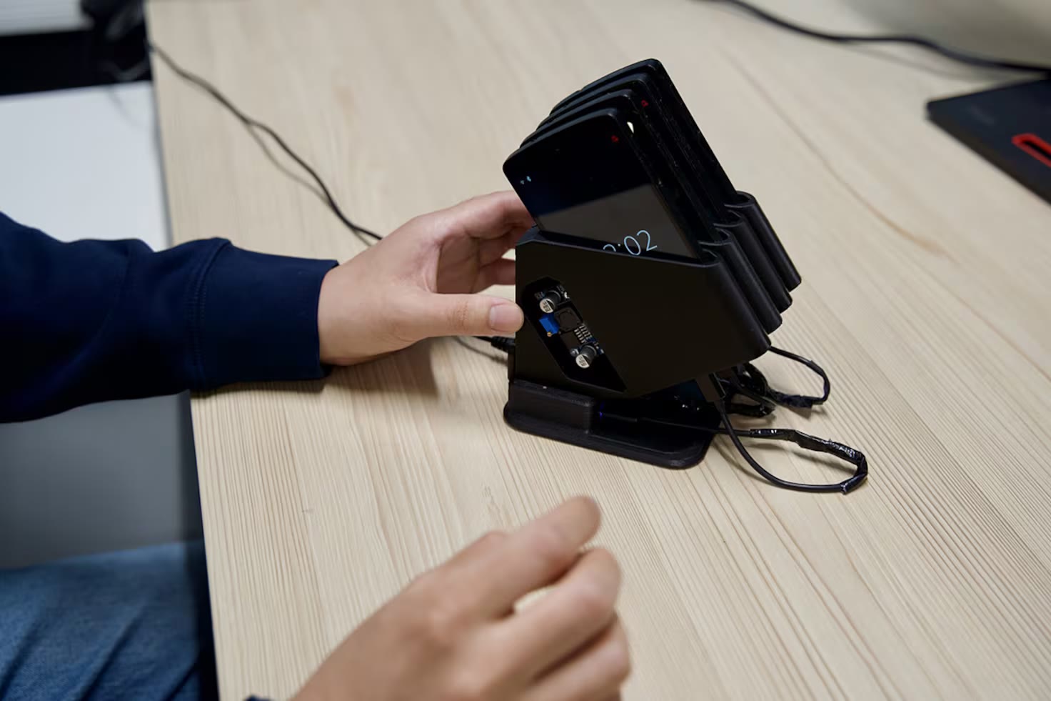 Jūsų senasis telefonas dabar vertas aukso: išradingas dviejų jaunų žmonių išradimas, paverčiantis jį tikru duomenų centru