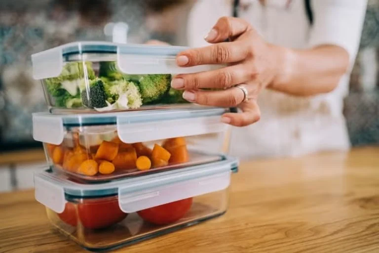 Kaip pašalinti padažo dėmes nuo tupperware naudojant paprastą triuką