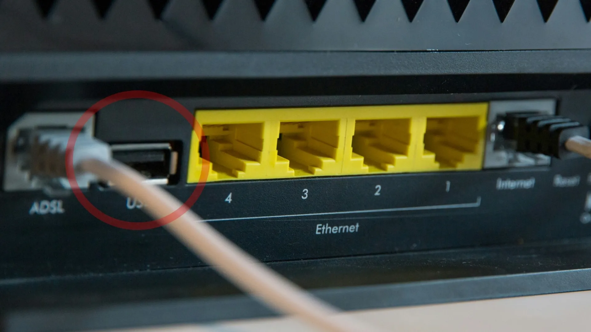 Jei jūsų belaidžio tinklo maršrutizatorius turi šį USB prievadą, tai tikras lobis: viskas, ką galite padaryti, prijungę kietąjį diską